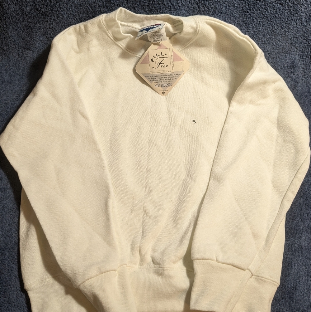 New tags, White Crewneck Pillfree Sweatshirt Unisex, Youth Small, New Legends